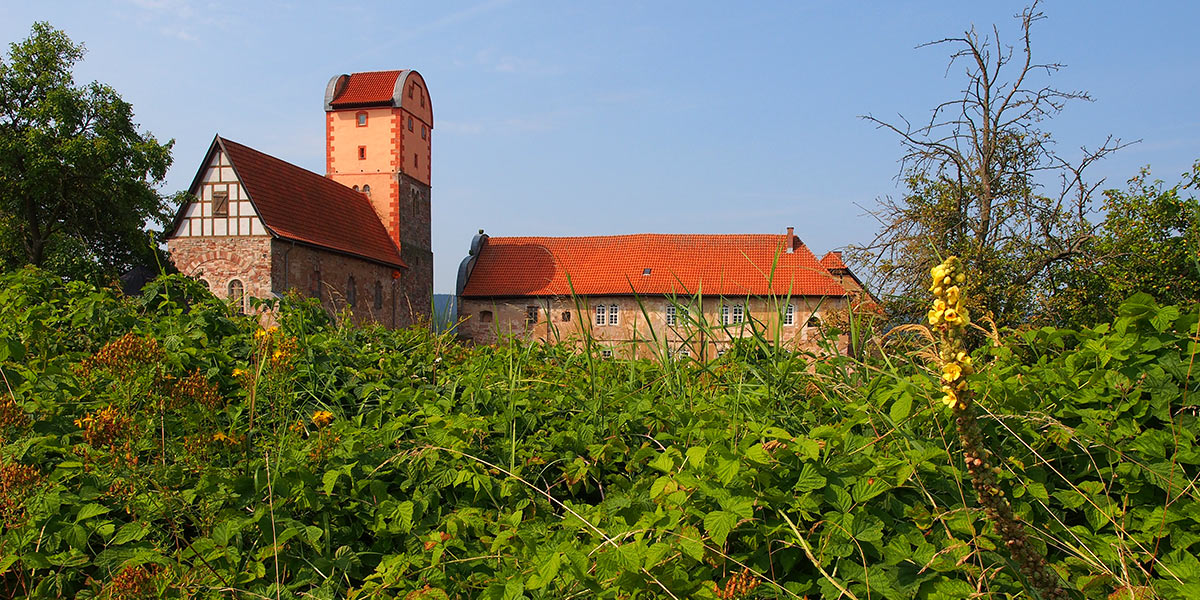 Romanische Basilika und Schloss Herrenbreitungen (Foto: Andreas Kuhrt)