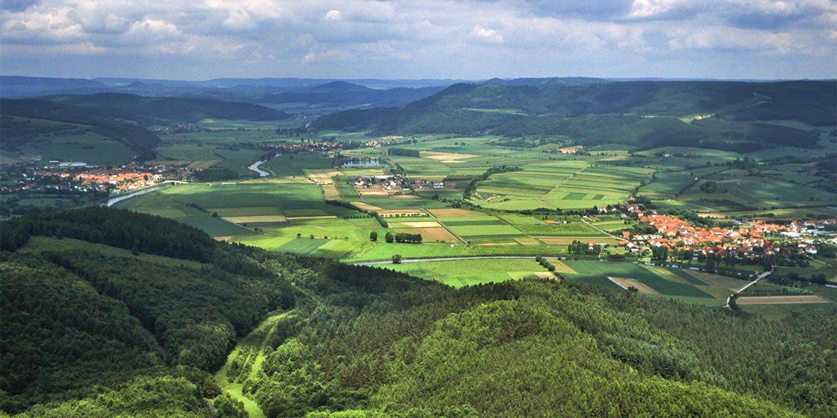 Blick vom Heldrastein ins Werratal, im Wald das grüne Band der ehemaligen Grenze (Foto: Manuela Hahnebach)
